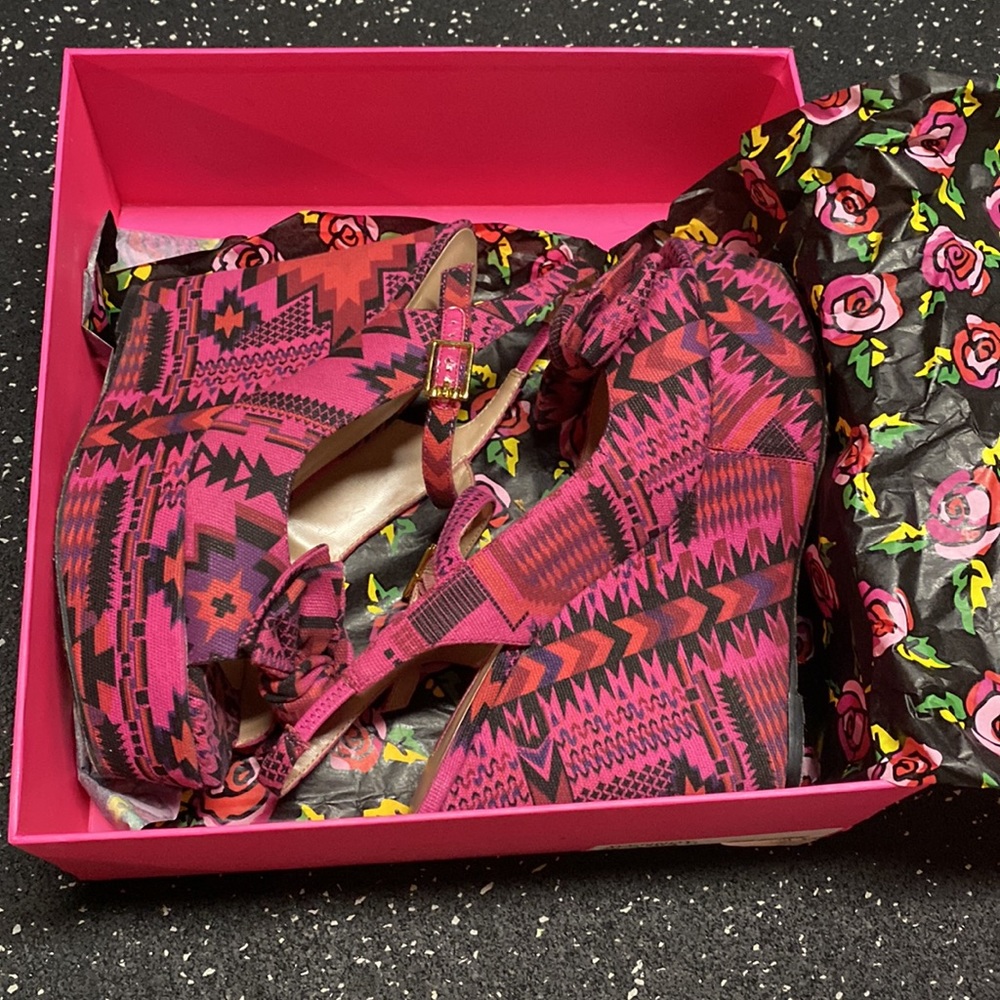NIB Betsy Johnson Wenndy Fuchsia Multi Strappy Wedges - Picture 8 of 11